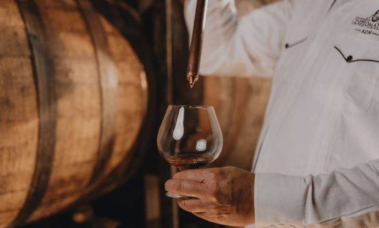 Rum Diplomático beim traditionellen Distillerie-Prozess